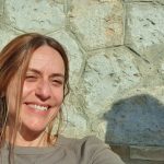 Itziar Ituño Instagram - Hamen "Gabriela" pertsonaia ,Daniel Guzmanek emon dosten opari ederra. Amaitu dot pelikula sakon eta zoragarri honetako ibilbidea, nahiz eta eurak aurrera jarraitu eta gogoan geldituko jataz betiko ezagutu dodan pertsona talde eder hau, antzezle moduan ikasitakoa, emaitzetara ez joatea baizik eta prosezuaz disfrutatzea, jolastea, sentitzea, bestea ikustea egia bilatuz. Pelikula bat auzolan handia dalako sinesten dauenetakoa naz, zure moduan, Dani. Zeu bai lujua! Eskerrik asko, bihotzez. Lagun bat dekozu hamen. Aurrera, ausart hori!✊️❤️/ #ladeuda Ésta es Gabriela el gran personaje que me ha regalado Daniel Guzman. He terminado el profundo y maravilloso viaje que ha sido ésta pelicula, aunque ellxs siguen adelante y voy a guardar para siempre en la memoria el equipo de grandes personas que he conocido, lo mucho que he aprendido como interprete, no a ir al resultado sino disfrutar del proceso, jugar, sentir, estar con el otro buscando siempre la verdad, lo genuino. Soy de las que cree que una peli es un gran trabajo comunitario, igual que tú, Dani. Eres un autentico lujo! Mil gracias, de corazón. Aquí tienes una amiga. Adelante, valiente!✊️❤️ #ladeuda