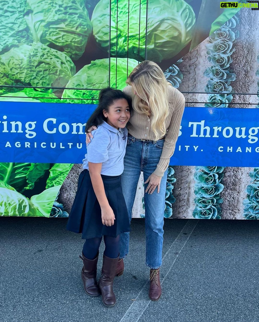 Ivanka Trump Instagram - On this Giving Tuesday, I joined @riperevival to distribute their beautiful, locally sourced fresh and nutritious produce to families in need in rural North Carolina. Wonderful organizations like this help revive communities through food and foster connectivity between America’s small farms and hungry families. 🥬 🌽🥛🍎🥕 Join me in supporting @riperevival on this #givingtuesday ⬇️ https://www.riperevivalmarket.com/pages/nonprofit Littleton, North Carolina