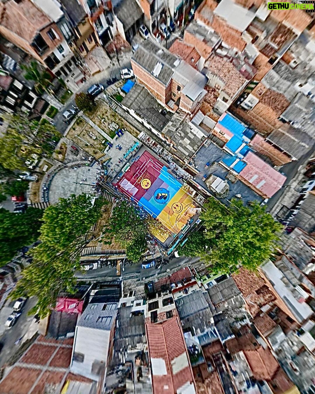 J Balvin Instagram - Estamos presentes en mi ciudad Medellín apoyando el deporte y dándole a la gente los espacios adecuados que se merecen. Gracias Medellín, Los amo mucho. Seguimos por más ciudades en Colombia 🇨🇴 Castilla,medellin