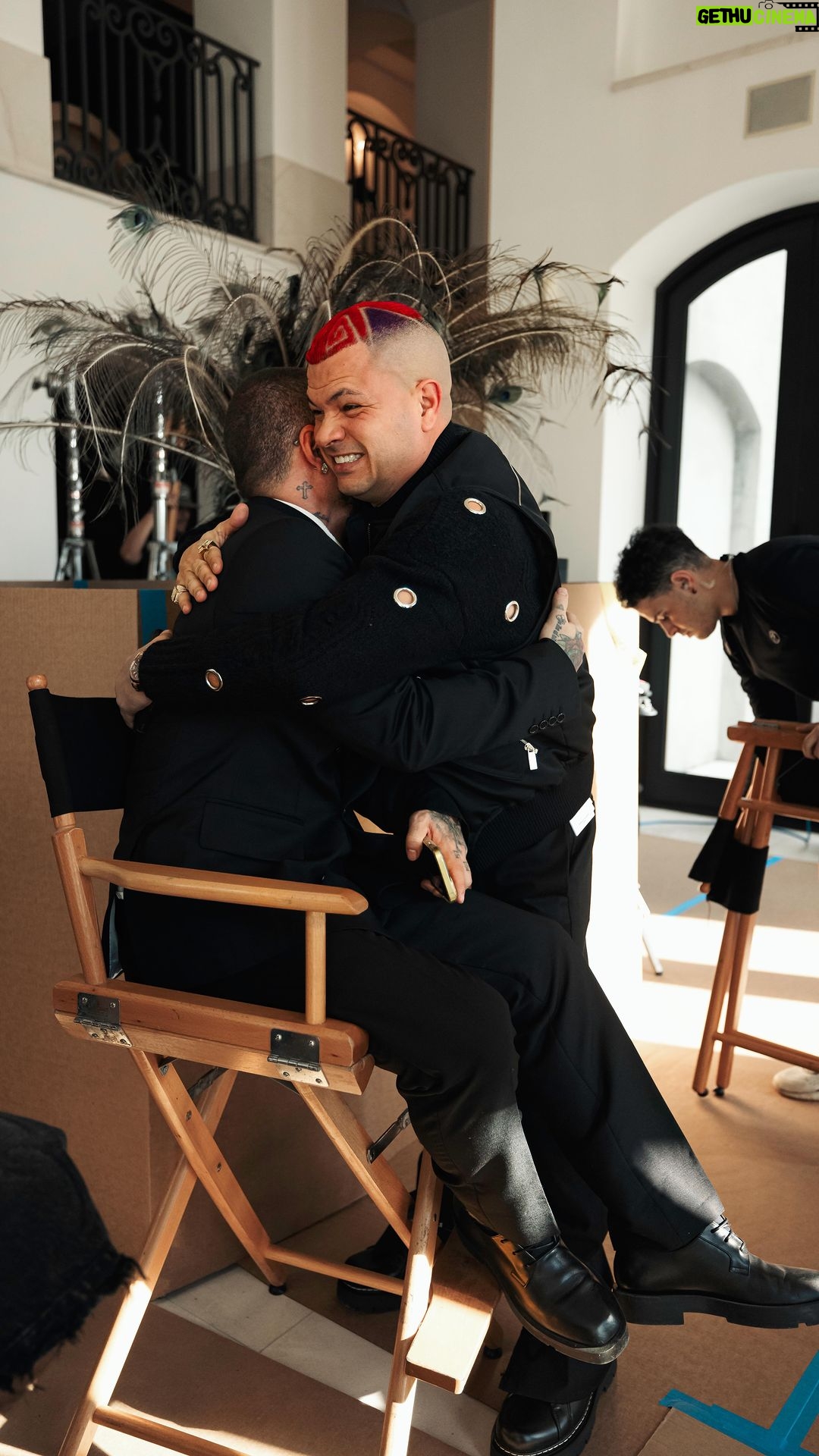 J Balvin Instagram - TRIPLE S 🌪️🔥 Junto con la familia @jowellyrandy @delaghetto 🗣️Un tema como los de antes para ponerlo a sonar mi genteee, los quiero ❤️🔥