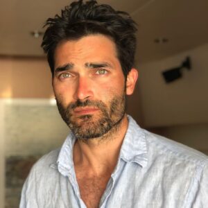 JR Bourne Instagram - Sooo great watching 2 of my dearest friends @echriqui and @tylerhoechlin play two iconic superhero’s lives so beautifully in @cwsupermanandlois 

Getting to see a friend run down an alley, start opening his shirt, leap up to the sky, save the day, and return to a payphone, stepping out as his secret identity…. WAS AWEEESOOOOME!!! 
My inner fan, starting out in childhood, was all over the place watching Ep 11. 

Don’t miss tmrws season finale 
Aug 17, 9/8c on the @thecw
