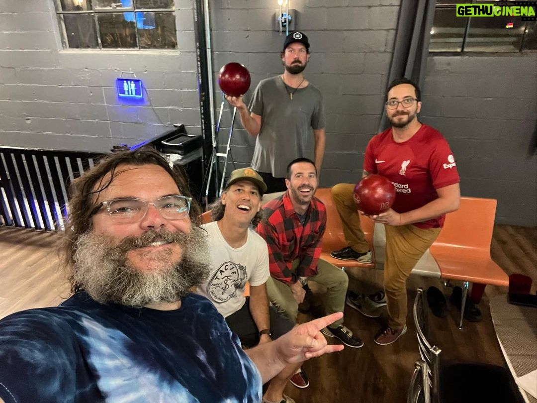 Jack Black Instagram - Best tour ever 🔥😎 great seeing all the fans!!! @tenaciousd EARTH