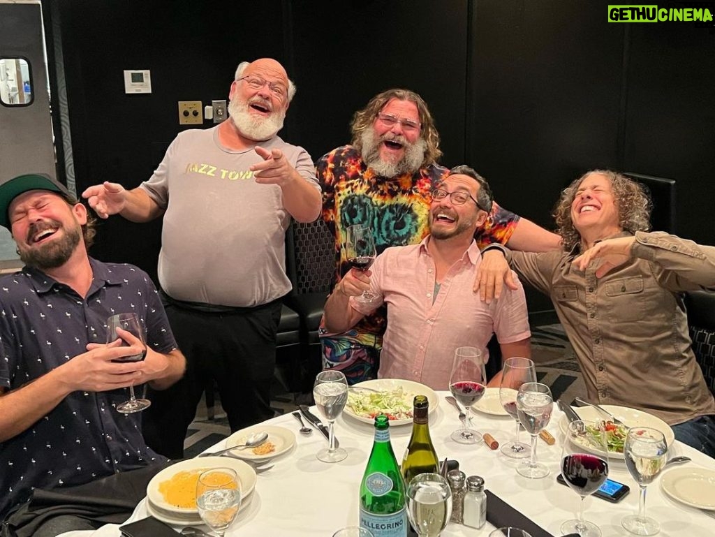 Jack Black Instagram - Best tour ever 🔥😎 great seeing all the fans!!! @tenaciousd EARTH