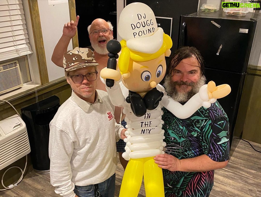 Jack Black Instagram - Best tour ever 🔥😎 great seeing all the fans!!! @tenaciousd EARTH