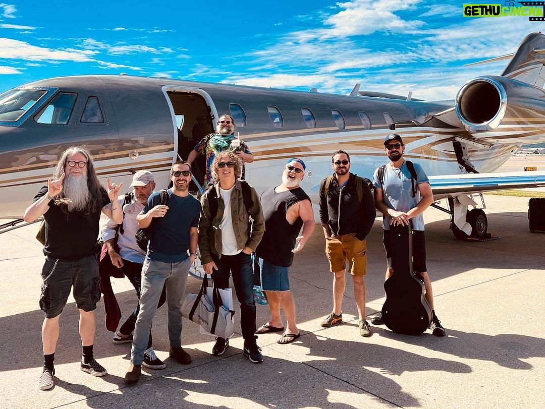 Jack Black Instagram - Best tour ever 🔥😎 great seeing all the fans!!! @tenaciousd EARTH