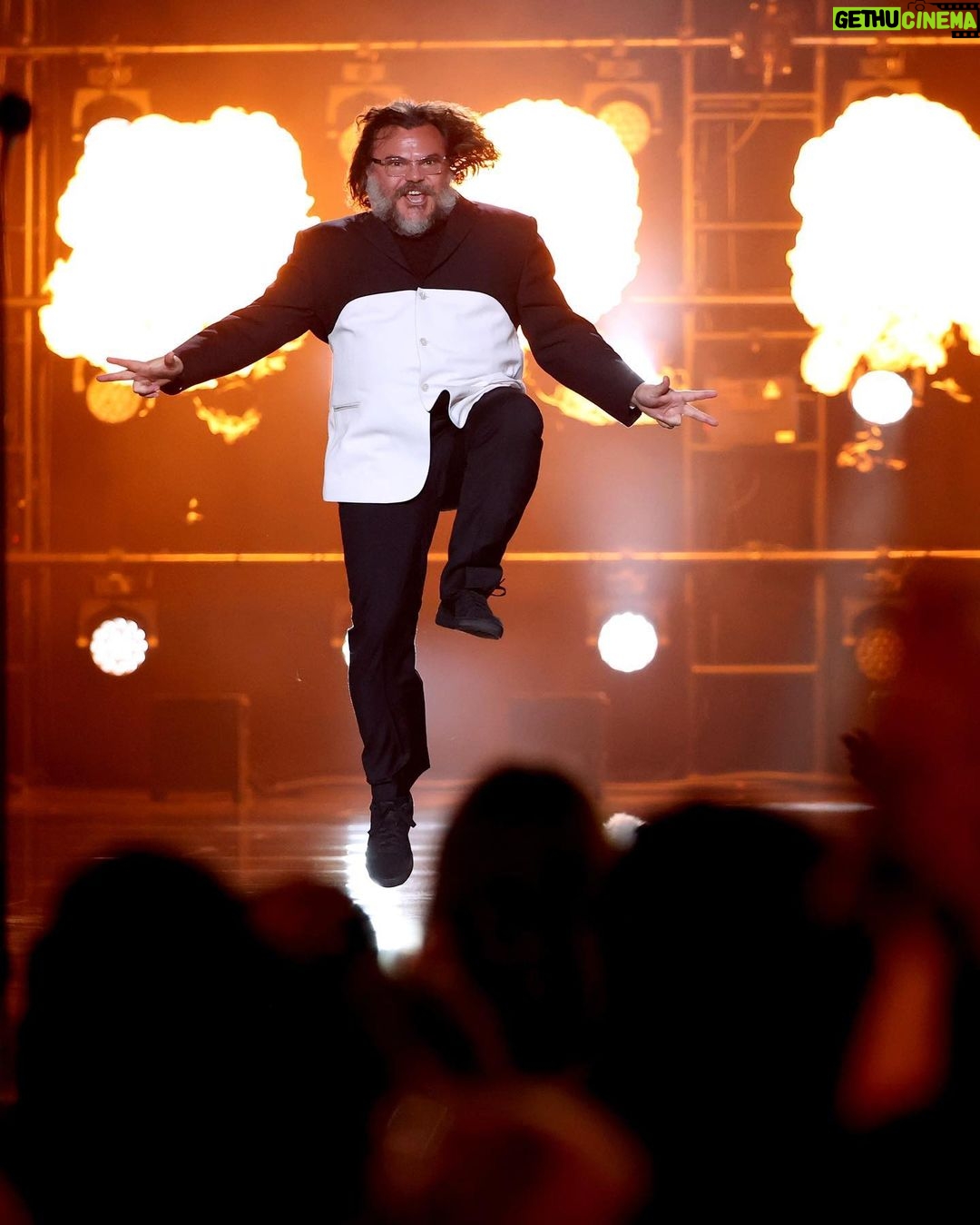 Jack Black - 464.2K Likes - Skadoooooshed all over the MTV Movie & TV awards!! What a great night
Suit design by @daynapinkthings