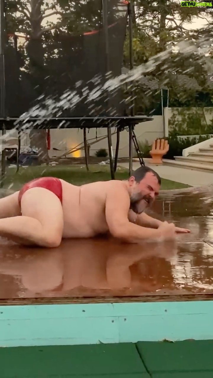 Jack Black - 1.7 Million Likes - CHALLENGE ACCEPTED
📹 @taylorstephens
Hose water technician @buzz_lightyear_5000