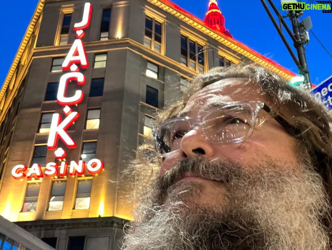 Jack Black Instagram - Best tour ever 🔥😎 great seeing all the fans!!! @tenaciousd EARTH