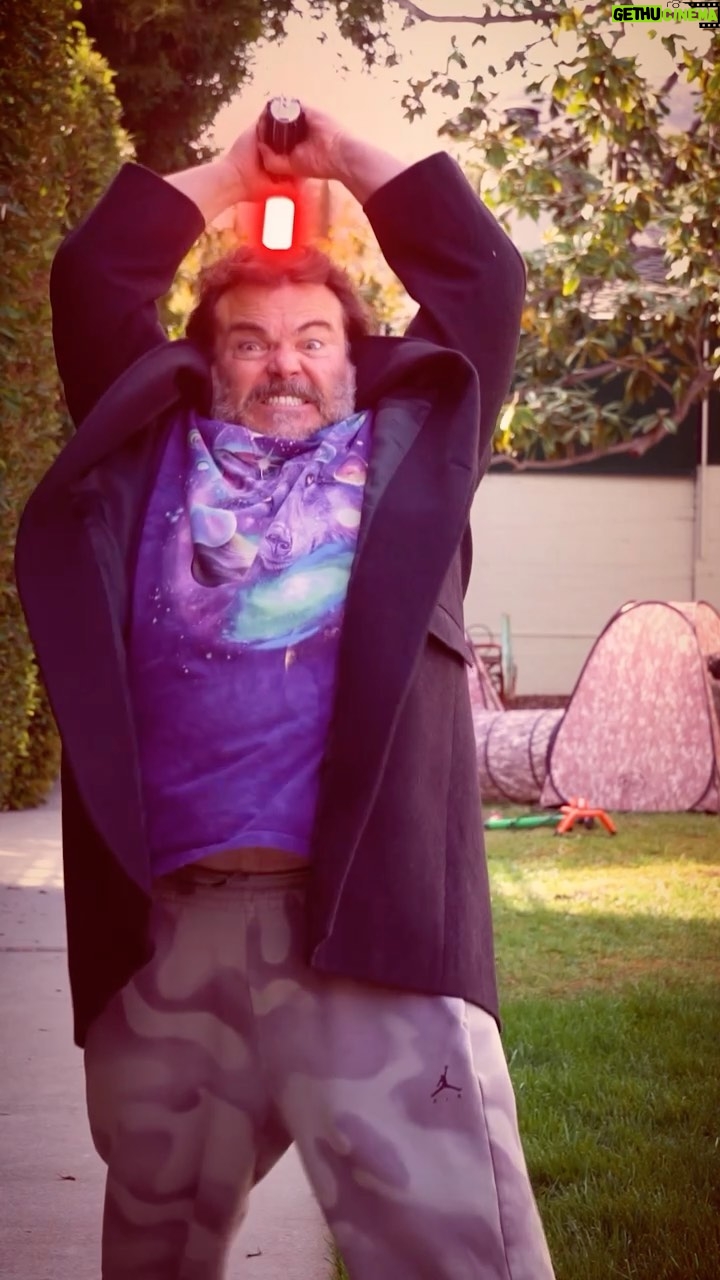 Jack Black - 571.6K Likes - come to the dark side
📹 @taylorstephens
Lightsaber built by @krsabers
Sound Fonts built by @kyberphonic
3D Printed Chassis by @goth_3designs