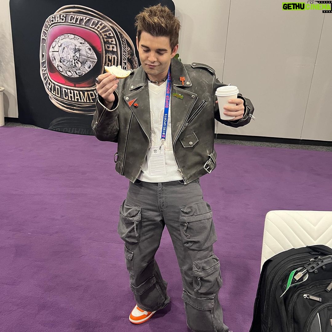 Jack Griffo Instagram - Let’s go JELLYFISHING 🤓