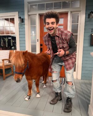 Jack Griffo Instagram - Dreams coming true on Erin & Aaron🦄💜 Such a wonderful show and talented cast! Thanks for having me, see you next week! 🎬