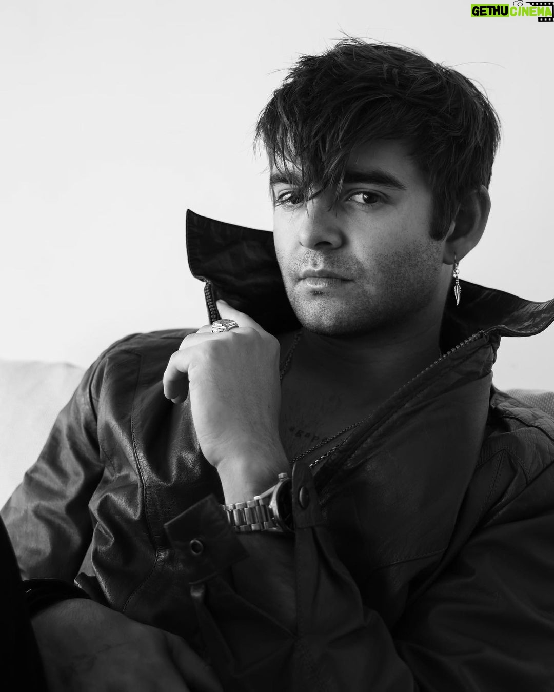 Jack Griffo Instagram - Happy Vday lovers. Kiss ur valentine. If u don’t have one kiss ur friend. If u don’t have friends kiss yo mama. If you don’t have a mama kiss yo self cus u sexy