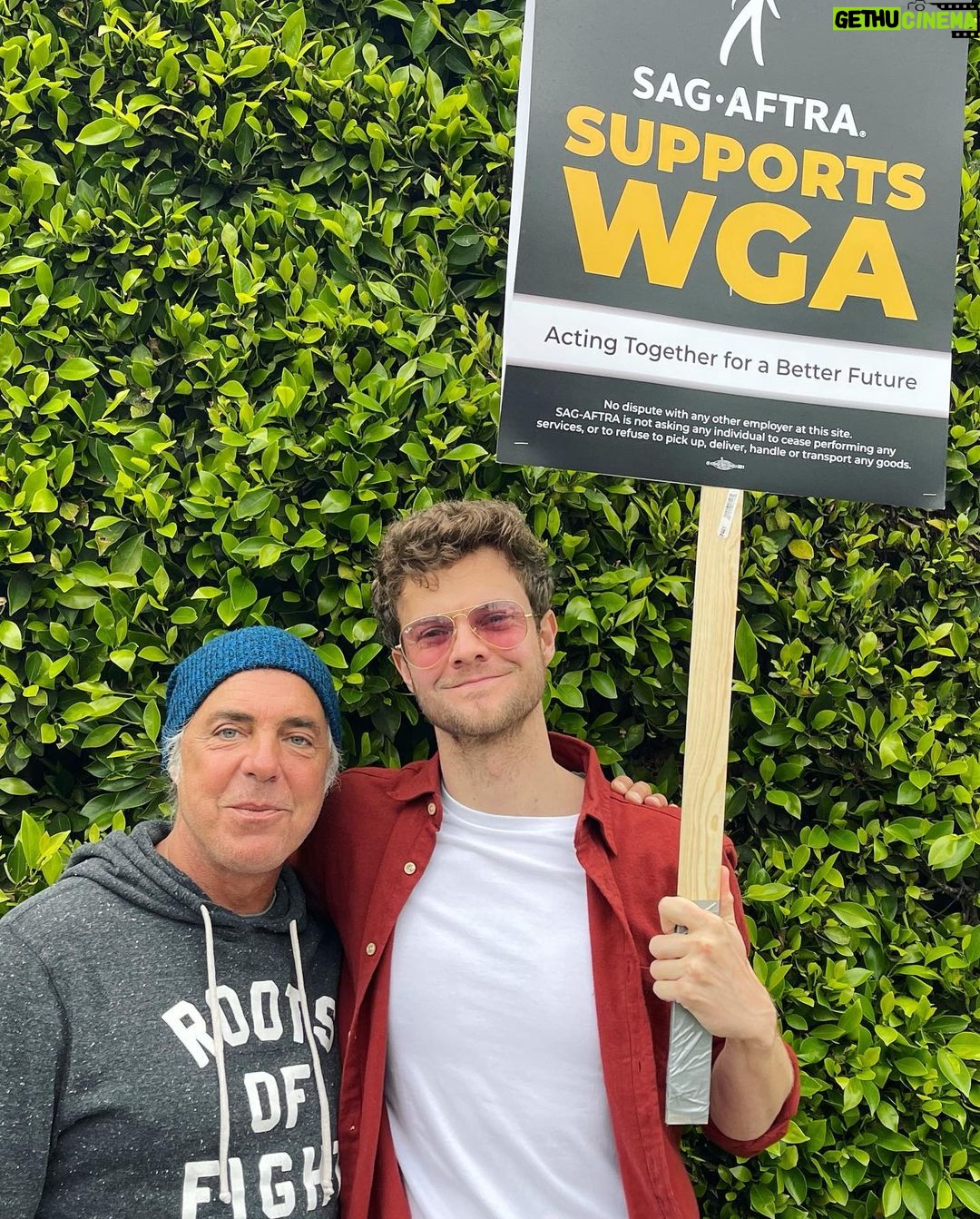 Jack Quaid Instagram - I got to picket with the best of them today. Support them writers, y’all! #wgastrong #sagaftrastrong