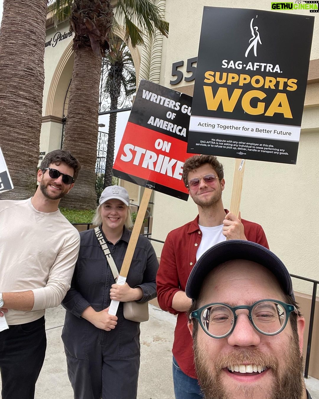 Jack Quaid Instagram - I got to picket with the best of them today. Support them writers, y’all! #wgastrong #sagaftrastrong