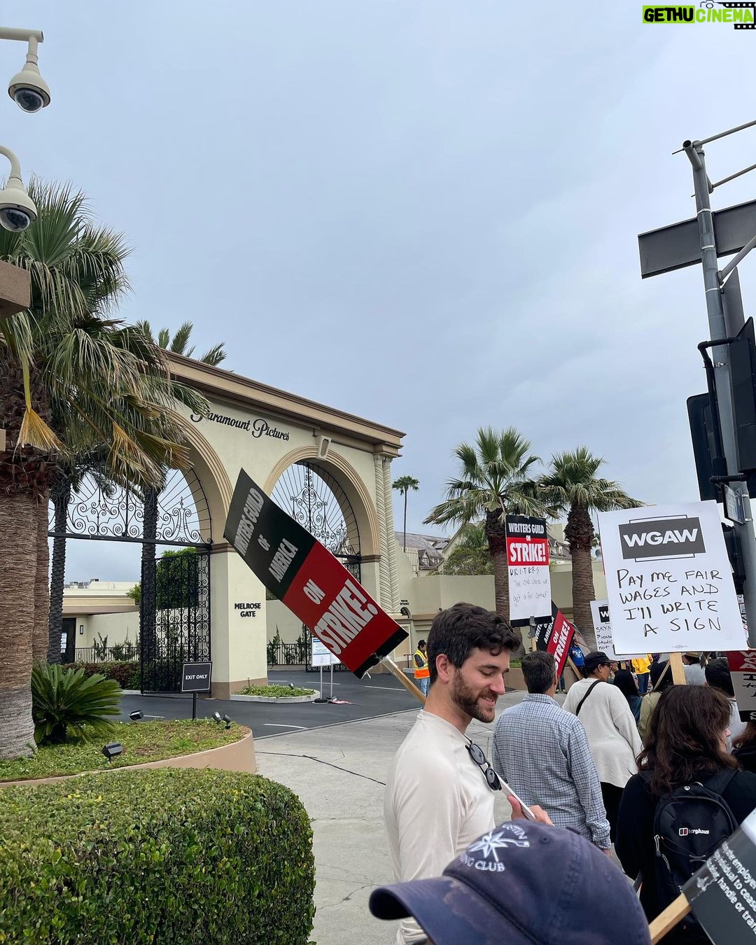 Jack Quaid Instagram - I got to picket with the best of them today. Support them writers, y’all! #wgastrong #sagaftrastrong