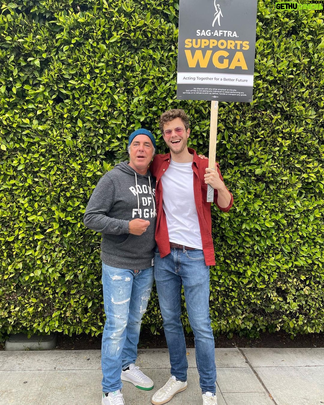 Jack Quaid Instagram - I got to picket with the best of them today. Support them writers, y’all! #wgastrong #sagaftrastrong