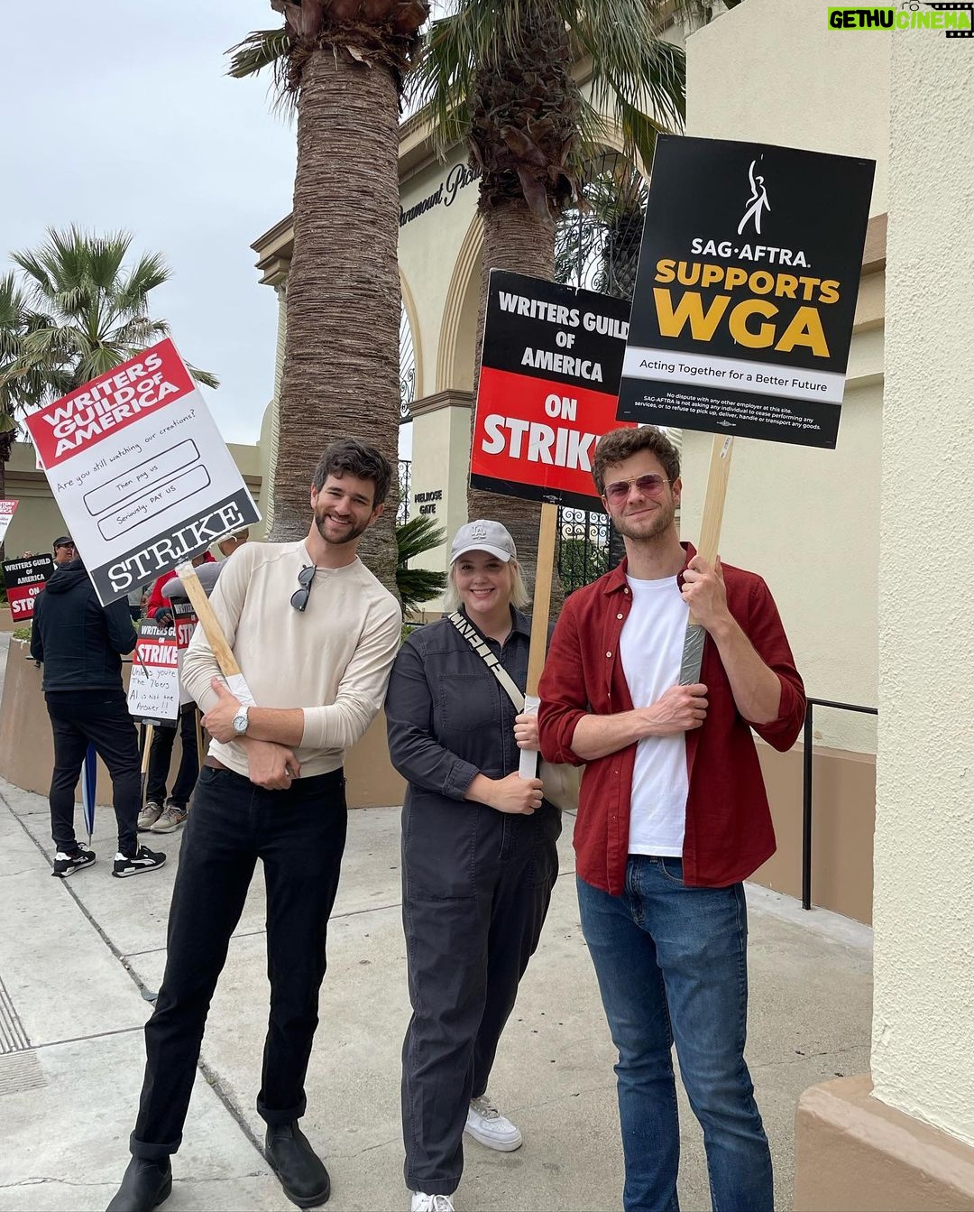 Jack Quaid Instagram - I got to picket with the best of them today. Support them writers, y’all! #wgastrong #sagaftrastrong