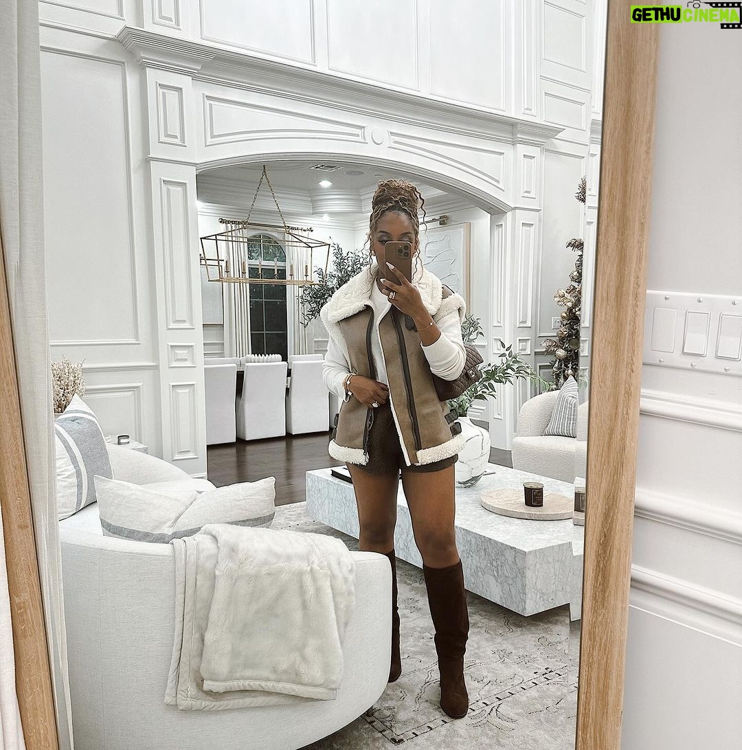 Jackie Aina Instagram - Los Angeles: where shorts and jackets as an outfit pairing actually make sense.