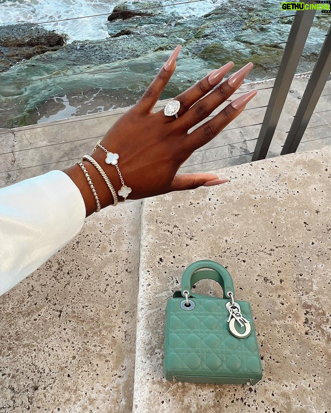 Jackie Aina Instagram - do it right the first time 🐚 thank you @hanifaofficial for this stunning look via @parischea Condado Vanderbilt Hotel