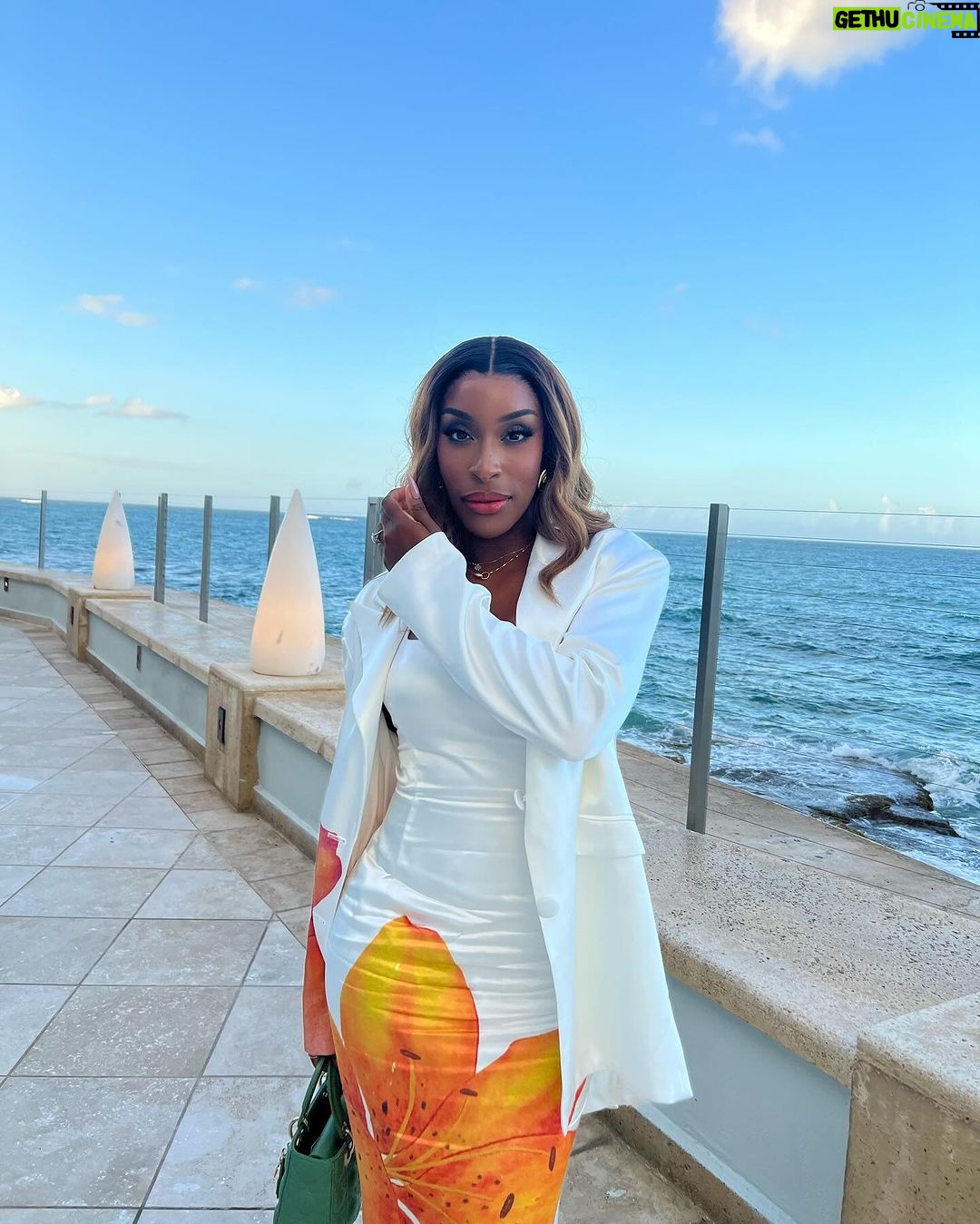 Jackie Aina Instagram - do it right the first time 🐚 thank you @hanifaofficial for this stunning look via @parischea Condado Vanderbilt Hotel