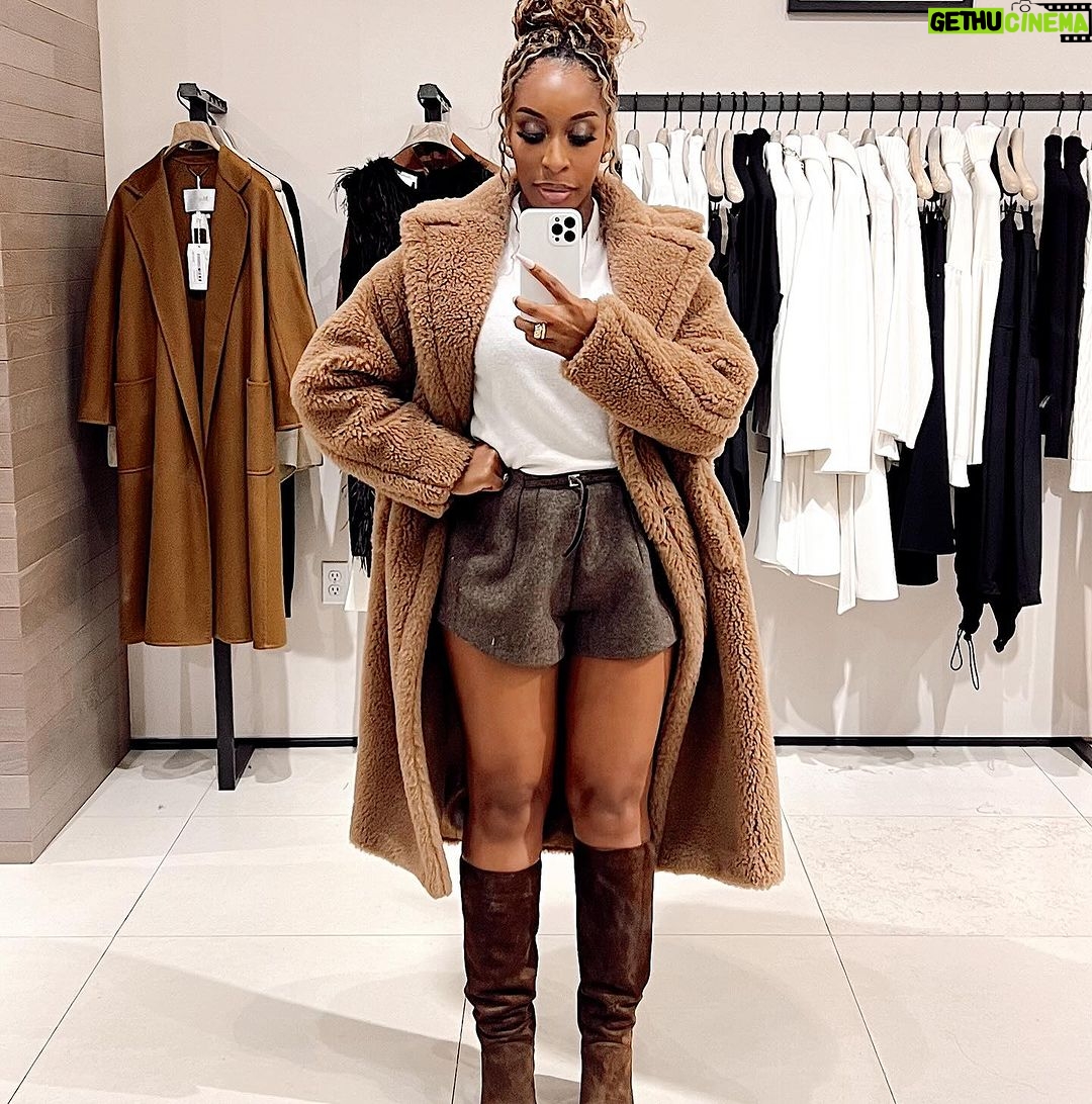 Jackie Aina Instagram - Los Angeles: where shorts and jackets as an outfit pairing actually make sense.