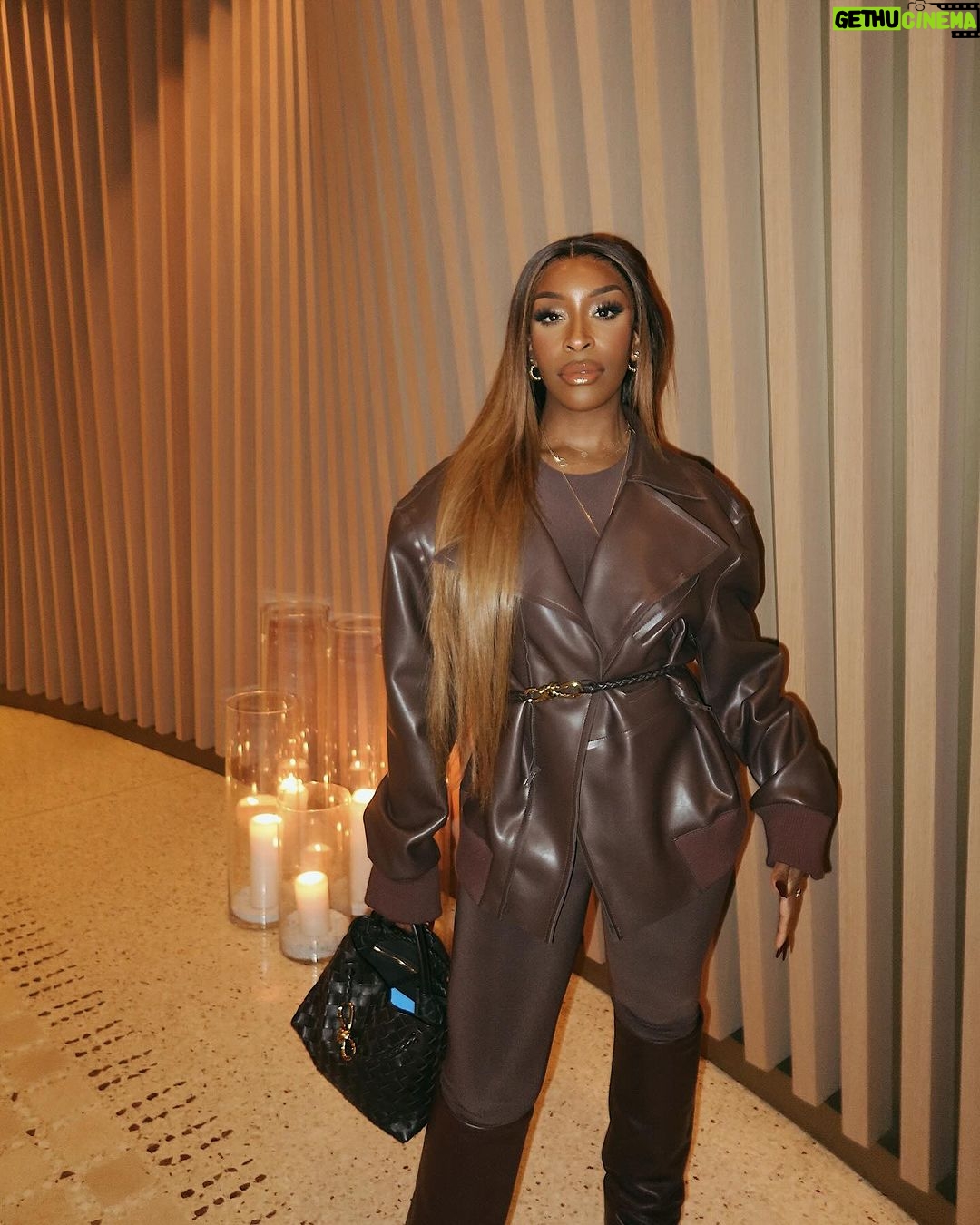 Jackie Aina Instagram - my favorite color is me, duh!!! π±πΎββοΈπ€π«ΆπΎπ»