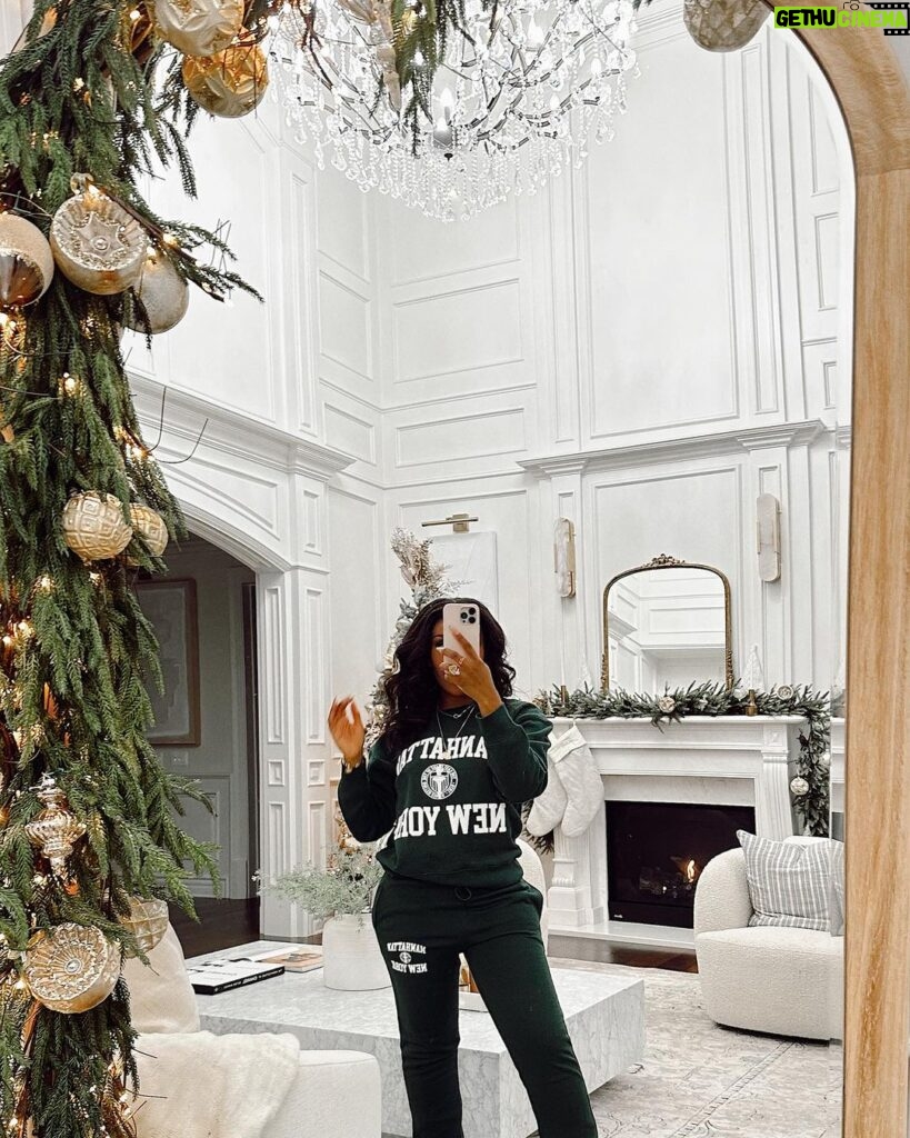 Jackie Aina Instagram - Cannot wait for my house to look like this again in a few weeks 😍🎄🤶🏾🎅🏾