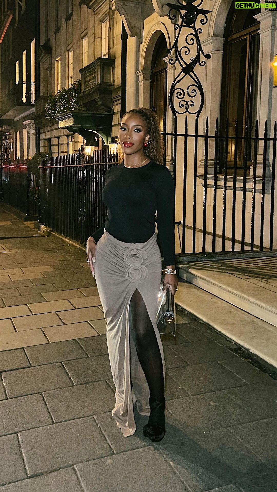 Jackie Aina Instagram - how I get ready daytime to night top: amazon skirt + shoes #magdabutrym earrings + handbag #jacquemus lip: #diorbeauty powder #fentybeauty #charlottetilburymakeup blush #marenabeaute getting ready outfit: #helsastudio #getdressedwithme #getdressedup