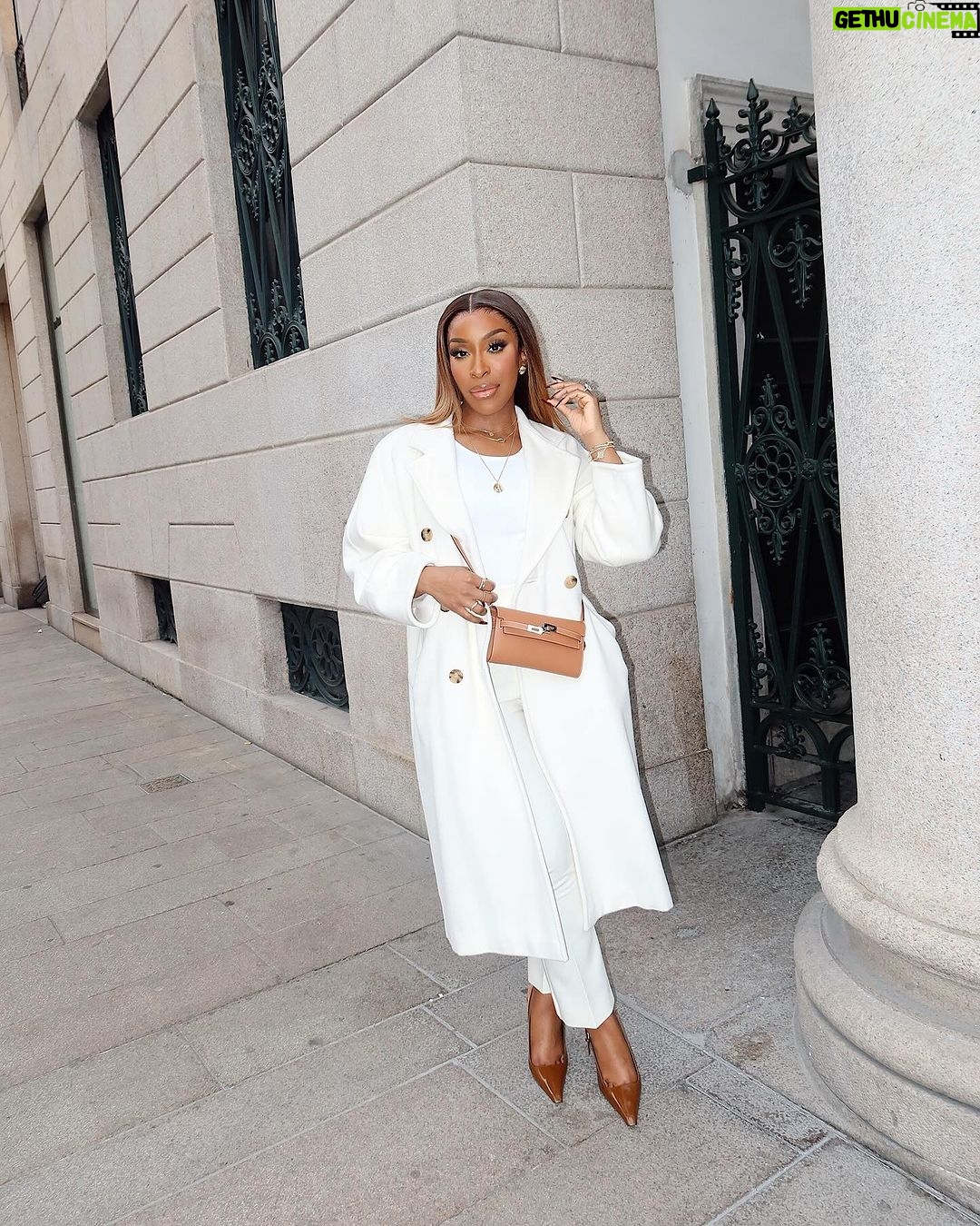 Jackie Aina Instagram - dark skin and all creme outfits 💅🏾 @maxandco @weekendmaxmara thank you for having me! #milanfashionweek #mfw #maxmara #weekendbaxmara #maxandco