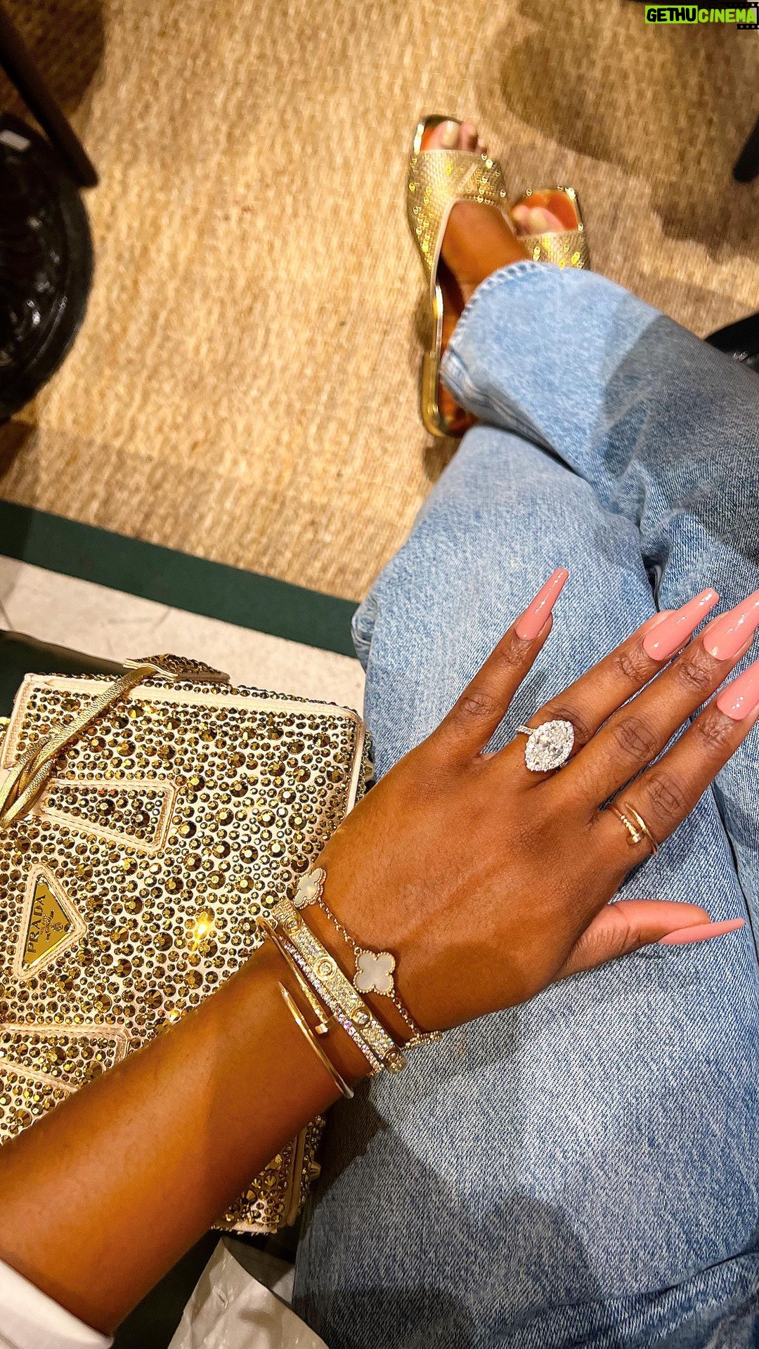 Jackie Aina Instagram - whats in my bag #NYFW edition at Ralphs Coffee in NYC 👜 @prada mini galleria #ralphscafe #ralphlaurencoffeeshop #pradagalleria #pradaunboxing #whatsinmybag Ralph's Coffee