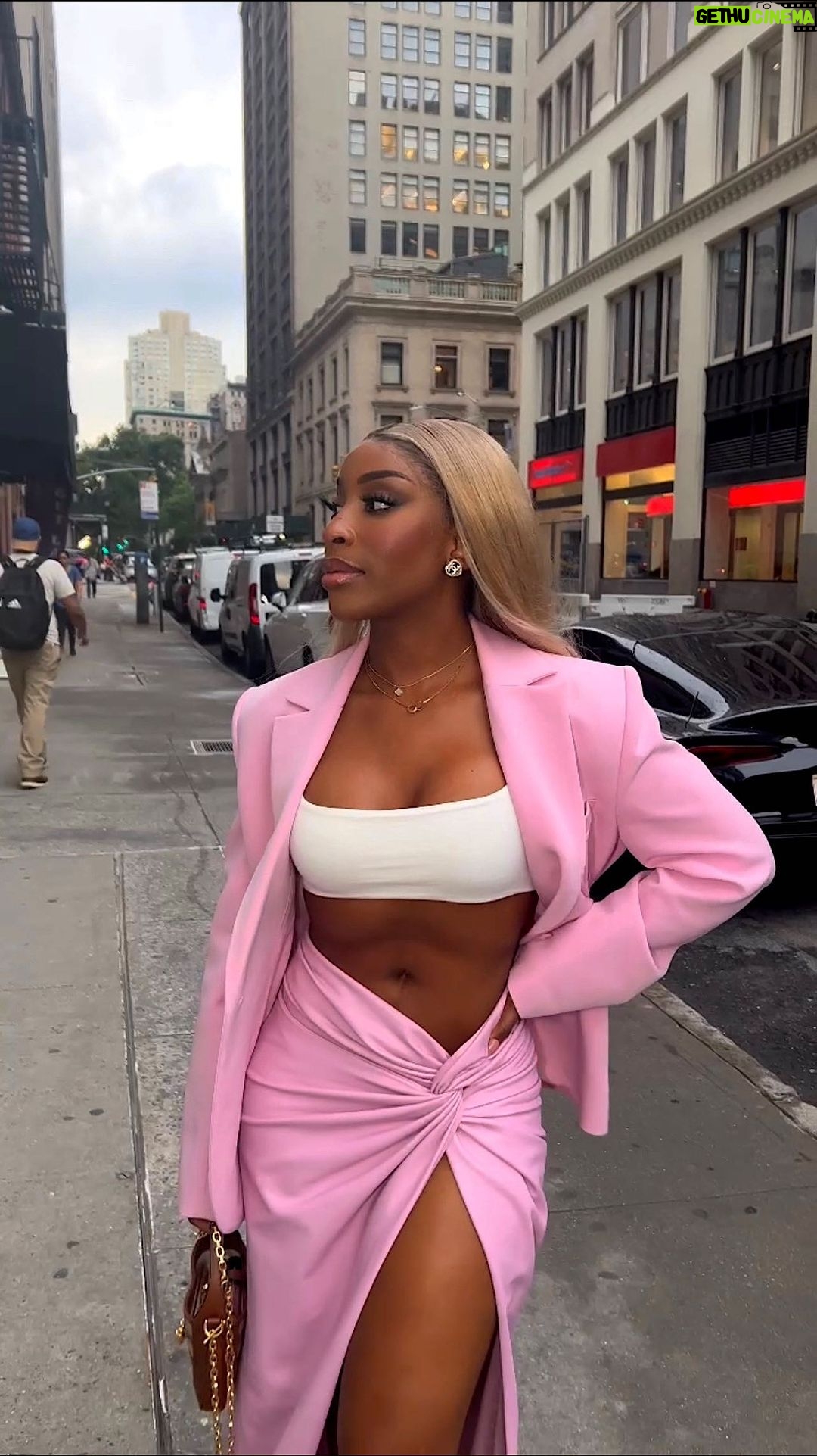 Jackie Aina Instagram - a day full of Black excellence with @blackbeautyroster and @kensingtongrey wearing @lapointe blazer + skirt @gucci bag + heels #nyfw #blackbeautyroster
