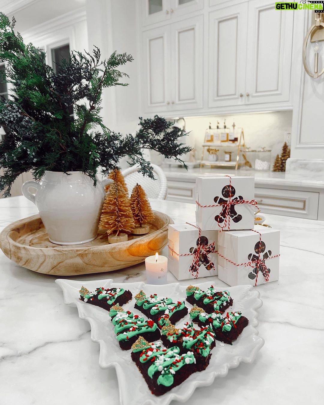 Jackie Aina Instagram - Cannot wait for my house to look like this again in a few weeks πππ€ΆπΎπ
πΎ
