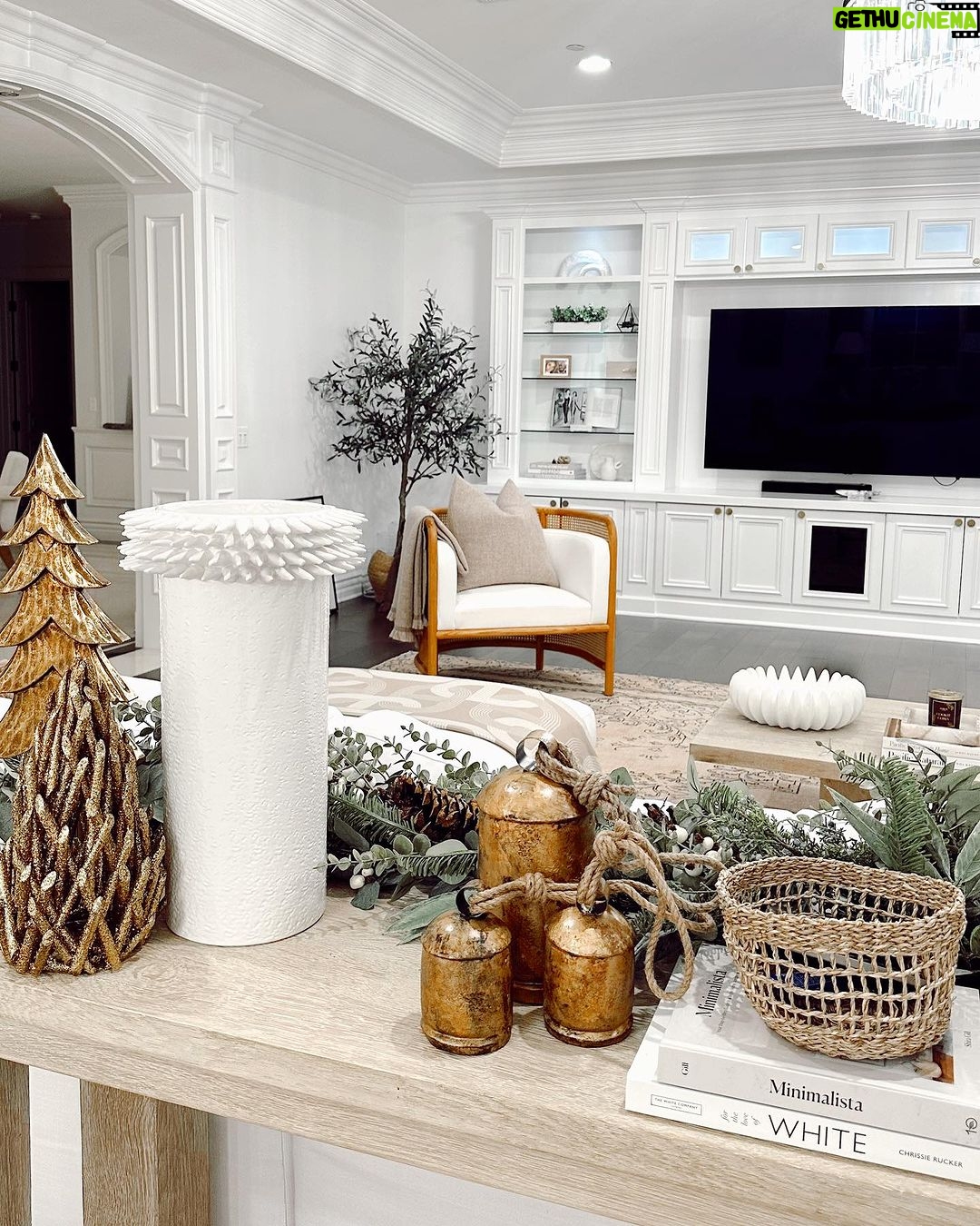 Jackie Aina Instagram - Cannot wait for my house to look like this again in a few weeks πππ€ΆπΎπ
πΎ