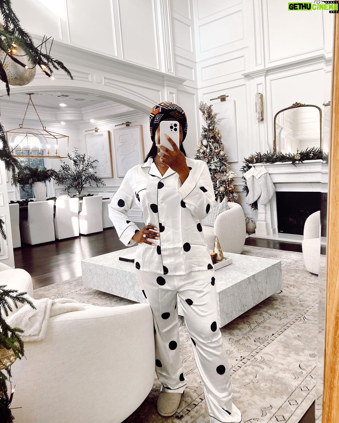 Jackie Aina Instagram - Cannot wait for my house to look like this again in a few weeks πππ€ΆπΎπ
πΎ