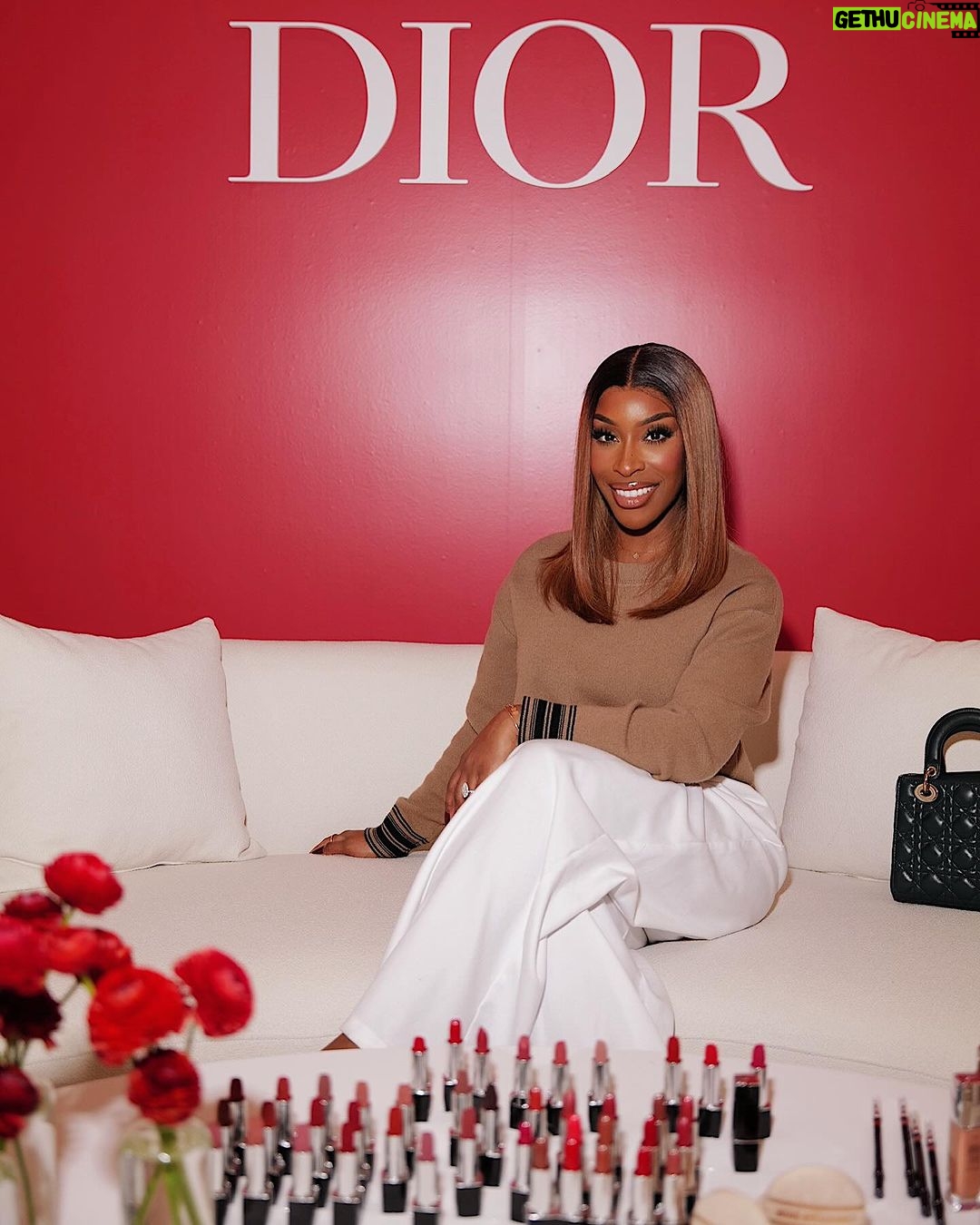 Jackie Aina Instagram - I like going to an event and meeting the brains behind a collection so they can explain their why, and how! As a makeup artist I be like ya let’s get into the formula chile! and as a creator I’m like but also make sure it’s pretty to look at! Got to chat with @peterphilipsmakeup about the newest @diorbeauty launch of new lipsticks and multi use complexion products. Always always ask questions - you’re never too advanced to learn something new 🤗 Thank you Dior for having me!