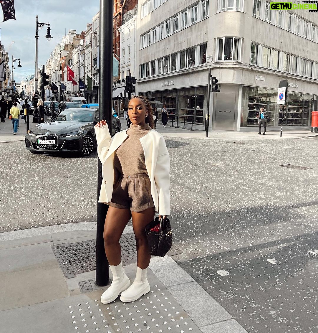 Jackie Aina Instagram - where we going? 💭 🗺️ (swipe to the end to find out) coat: #dior cardigan: #dissh shorts: #jacquemus boots: Dior handbag: #bottega earrings: Dior #londonstreetstyle #londonfashion Hermes New Bond Street