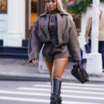 Jackie Aina Instagram - I’m not like other girls, I’m way worse 😘 coat + shorts @jacquemus via @farfetch boots @ralphlauren bag #bottegaveneta photos @nishajohny hair @kendrasboutique