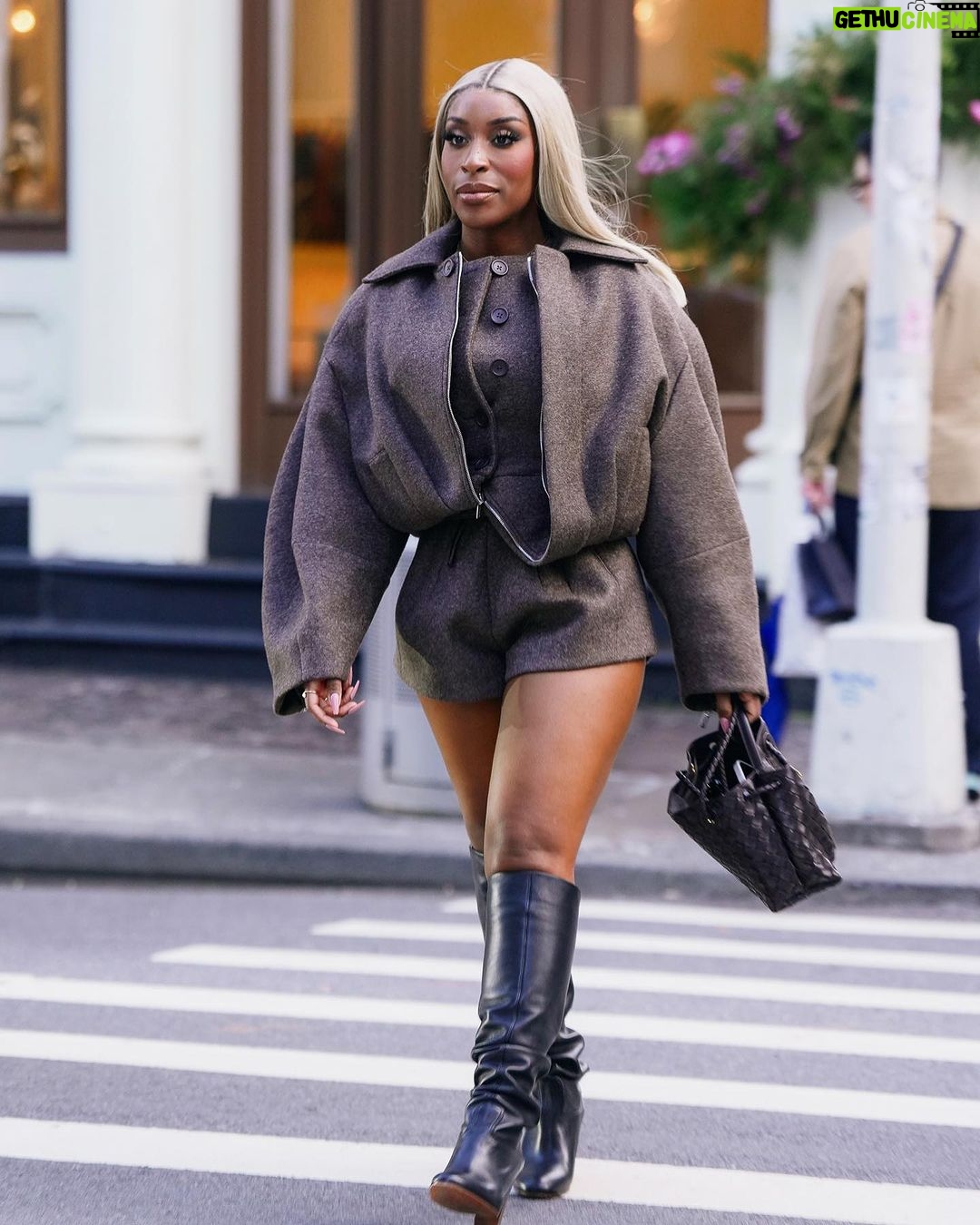 Jackie Aina Instagram - I’m not like other girls, I’m way worse 😘 coat + shorts @jacquemus via @farfetch boots @ralphlauren bag #bottegaveneta photos @nishajohny hair @kendrasboutique