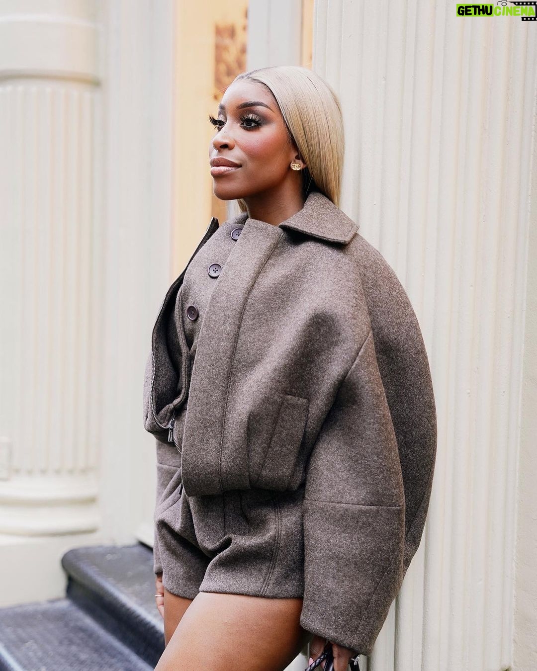 Jackie Aina Instagram - I’m not like other girls, I’m way worse 😘 coat + shorts @jacquemus via @farfetch boots @ralphlauren bag #bottegaveneta photos @nishajohny hair @kendrasboutique