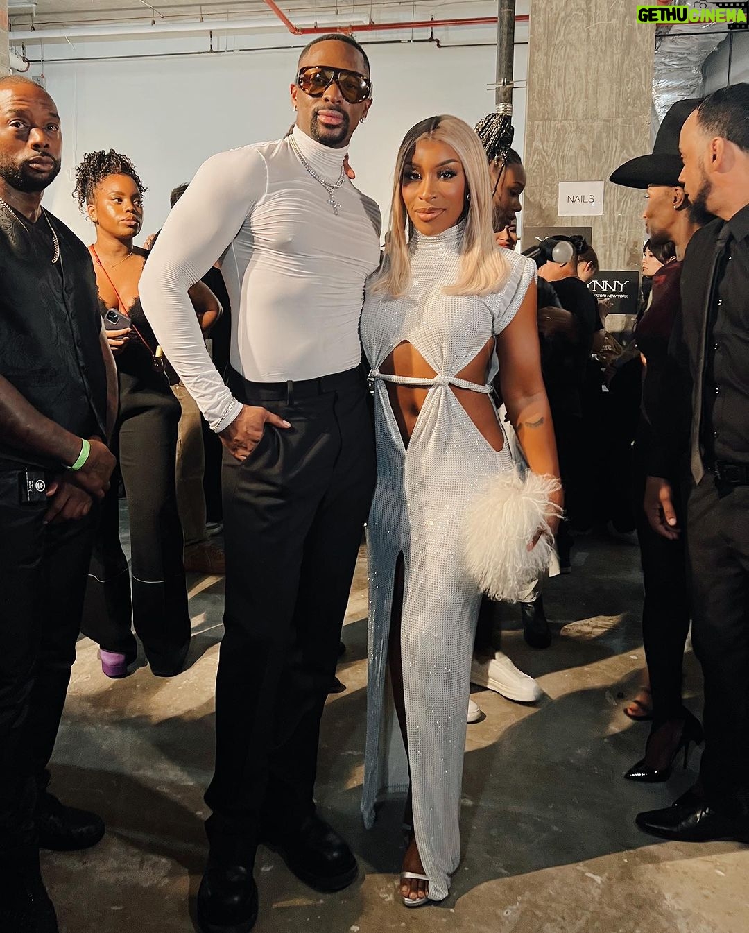Jackie Aina Instagram - when @laquan_smith calls you answer! swipe to see some of my favorite looks from his latest collection wearing LaQuan Smith via @janetmandell @parischea on creative direction and styling clutch @alexandermcqueen shoe @versace photos: @nishajohny #laquansmith #nyfw #laquansmithnyfw Essex Crossing