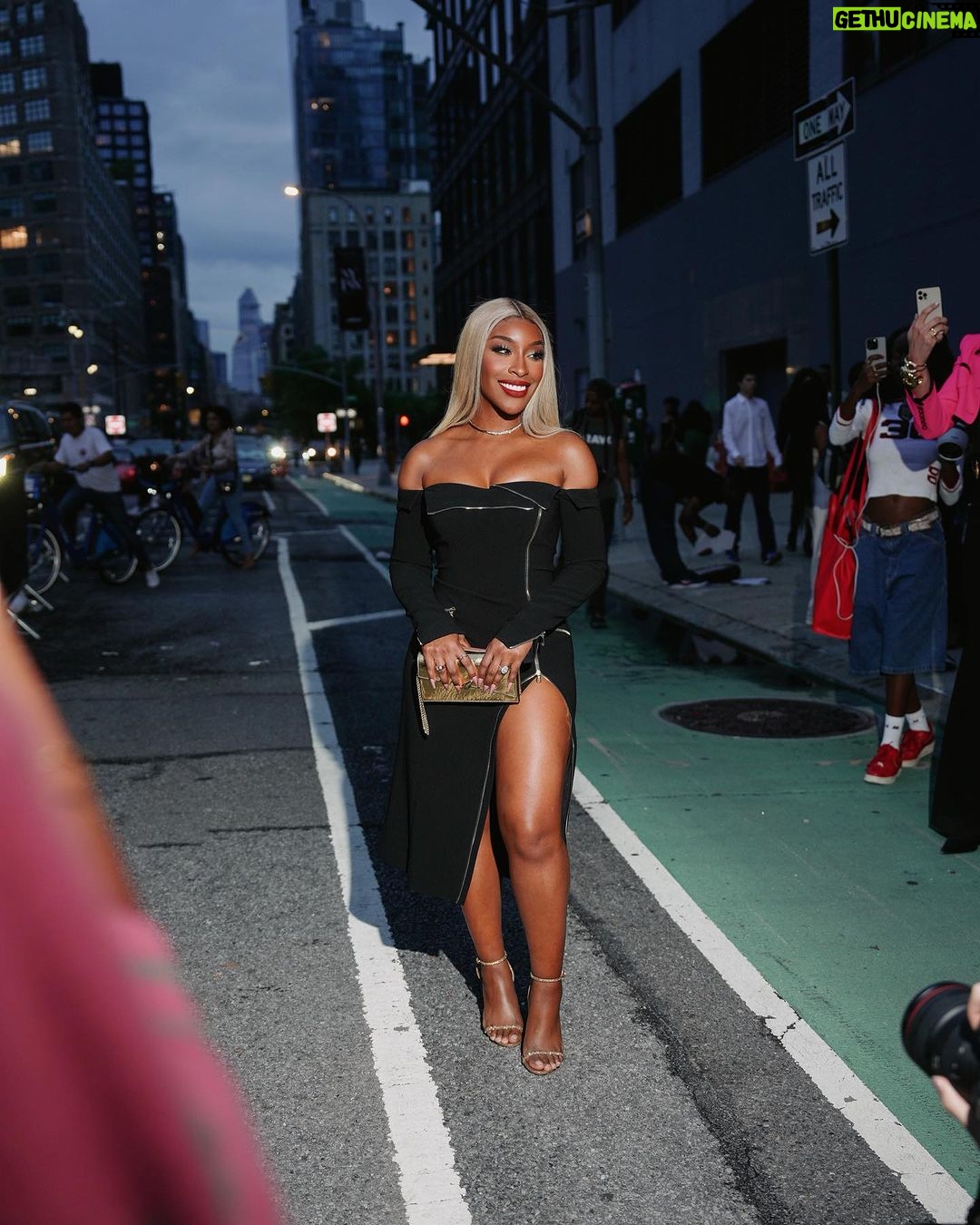 Jackie Aina Instagram - a collection Iβm ALWAYS excited to see, thank you for having me @sergiohudson @sergiohudsoncollection thank you SO MUCH @parischea for the @alexisbittar bag and jewelry π #nyfw #sergiohudson #sergiohudsoncollection π· @nishajohny π«ΆπΎ
