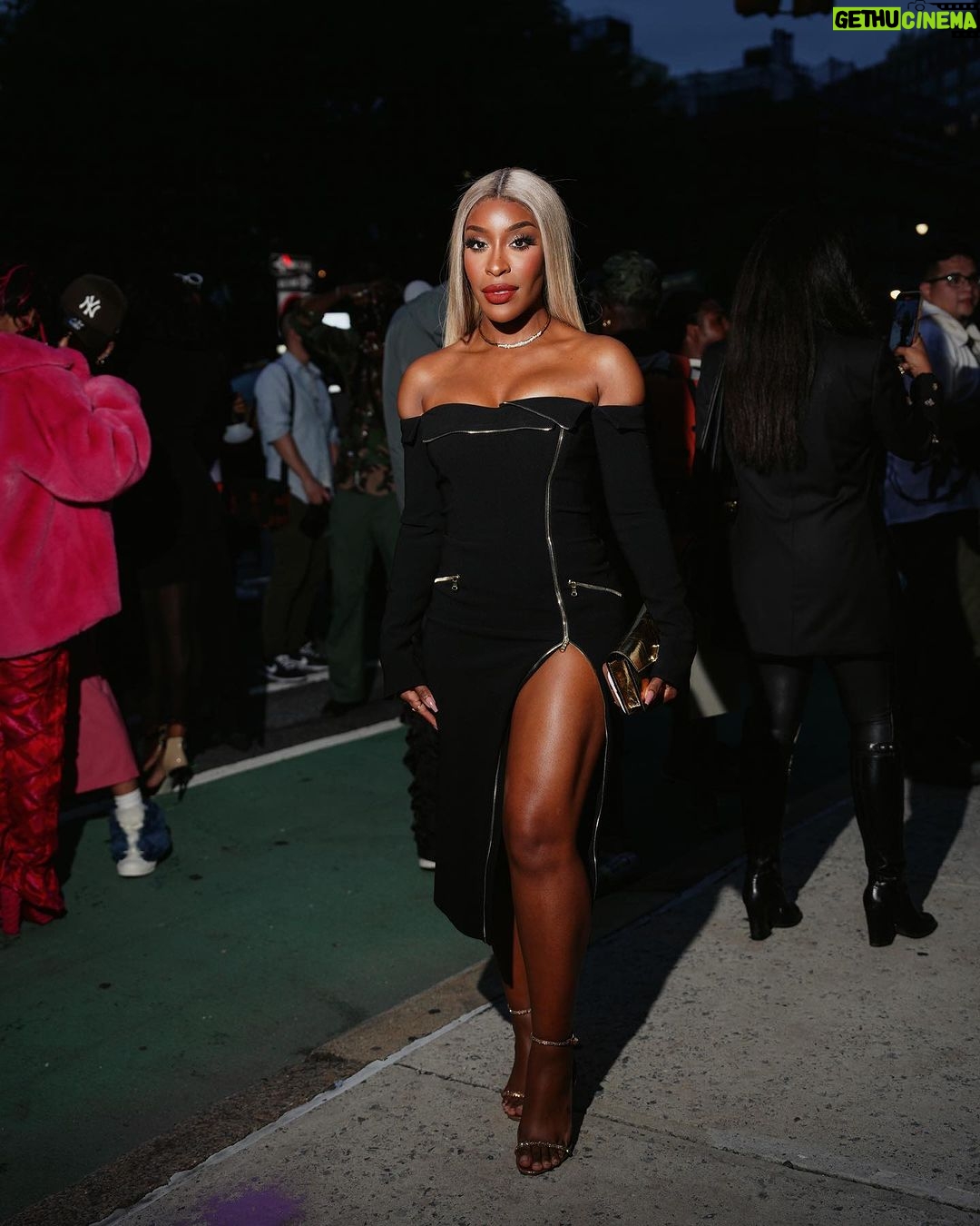 Jackie Aina Instagram - a collection Iβm ALWAYS excited to see, thank you for having me @sergiohudson @sergiohudsoncollection thank you SO MUCH @parischea for the @alexisbittar bag and jewelry π #nyfw #sergiohudson #sergiohudsoncollection π· @nishajohny π«ΆπΎ
