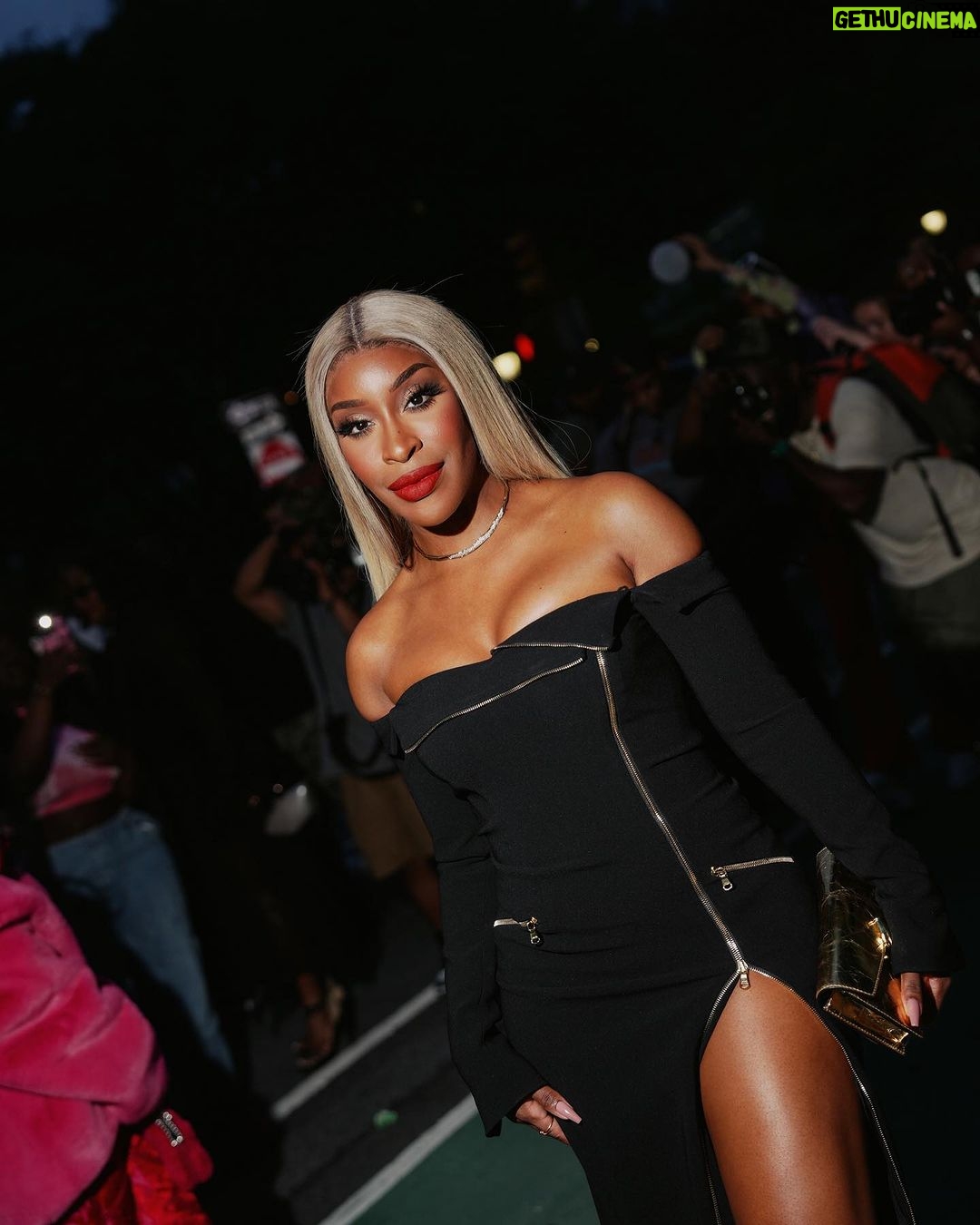 Jackie Aina Instagram - a collection Iβm ALWAYS excited to see, thank you for having me @sergiohudson @sergiohudsoncollection thank you SO MUCH @parischea for the @alexisbittar bag and jewelry π #nyfw #sergiohudson #sergiohudsoncollection π· @nishajohny π«ΆπΎ