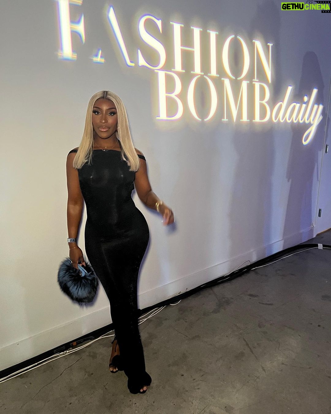 Jackie Aina Instagram - the energy was everythinggggg last night with @fashionbombdaily x @clairesulmers wearing @kwameaduseionline @magdabutrym shoes @thekendallmiles handbag #nyfw #fashionbombdaily #nyfw
