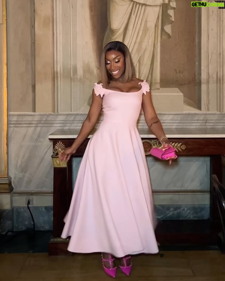Jackie Aina Instagram - it’s Valentino baby™️ @maisonvalentino @valentino.beauty