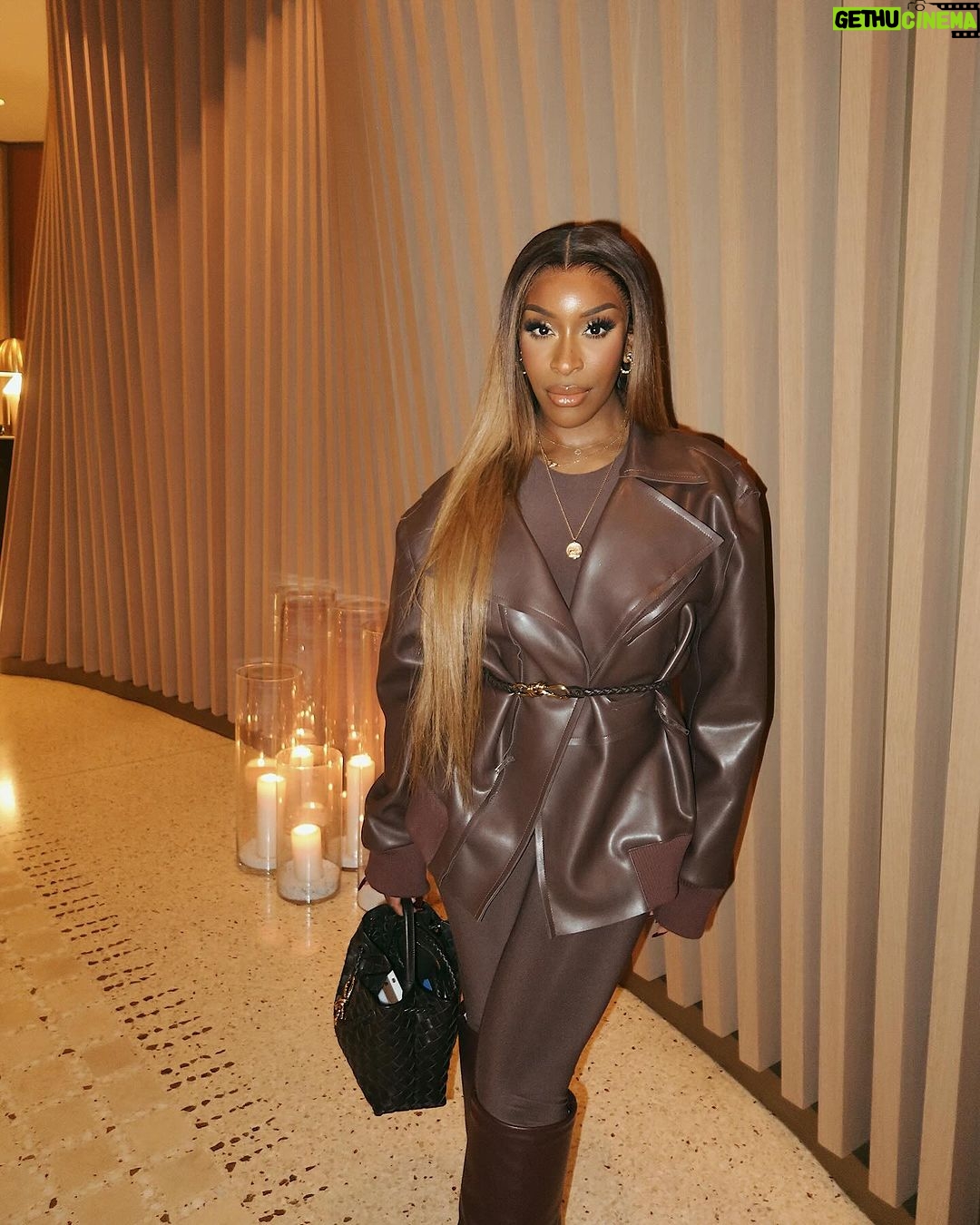 Jackie Aina Instagram - my favorite color is me, duh!!! π±πΎββοΈπ€π«ΆπΎπ»
