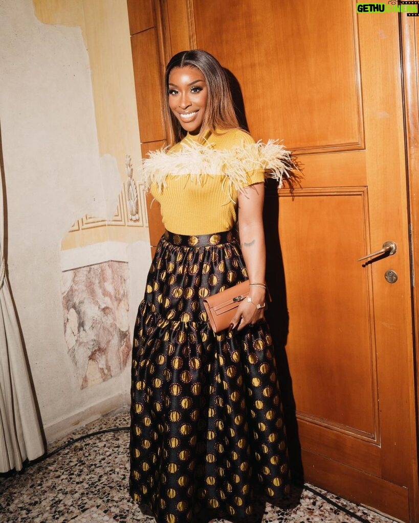 Jackie Aina Instagram - @ladoublej the clothes were practically dancing off the hangers 😍such a gorgeous display of Milanese culture and design 🇮🇹🇮🇹thank you for having me! #ladoublej #milanfw #milanfashionweek