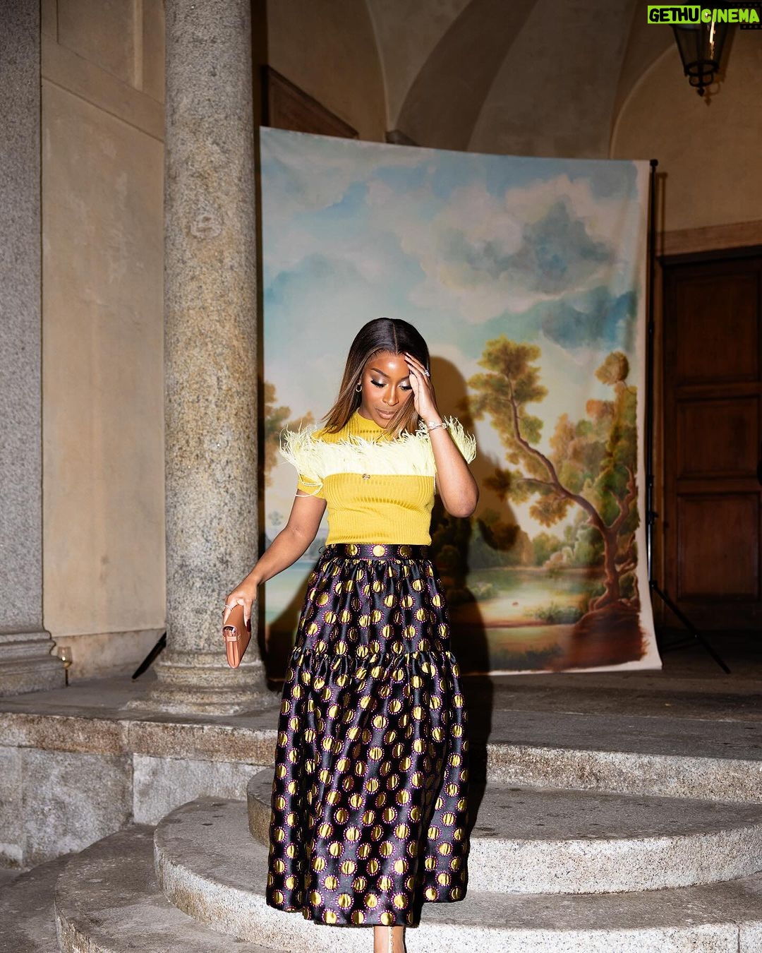 Jackie Aina Instagram - @ladoublej the clothes were practically dancing off the hangers 😍such a gorgeous display of Milanese culture and design 🇮🇹🇮🇹thank you for having me! #ladoublej #milanfw #milanfashionweek