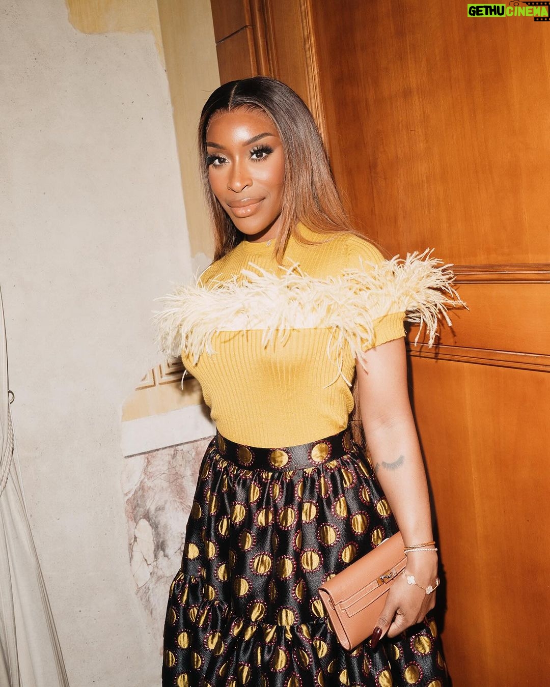 Jackie Aina Instagram - @ladoublej the clothes were practically dancing off the hangers 😍such a gorgeous display of Milanese culture and design 🇮🇹🇮🇹thank you for having me! #ladoublej #milanfw #milanfashionweek