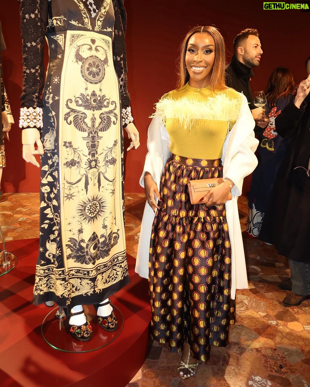 Jackie Aina Instagram - @ladoublej the clothes were practically dancing off the hangers 😍such a gorgeous display of Milanese culture and design 🇮🇹🇮🇹thank you for having me! #ladoublej #milanfw #milanfashionweek